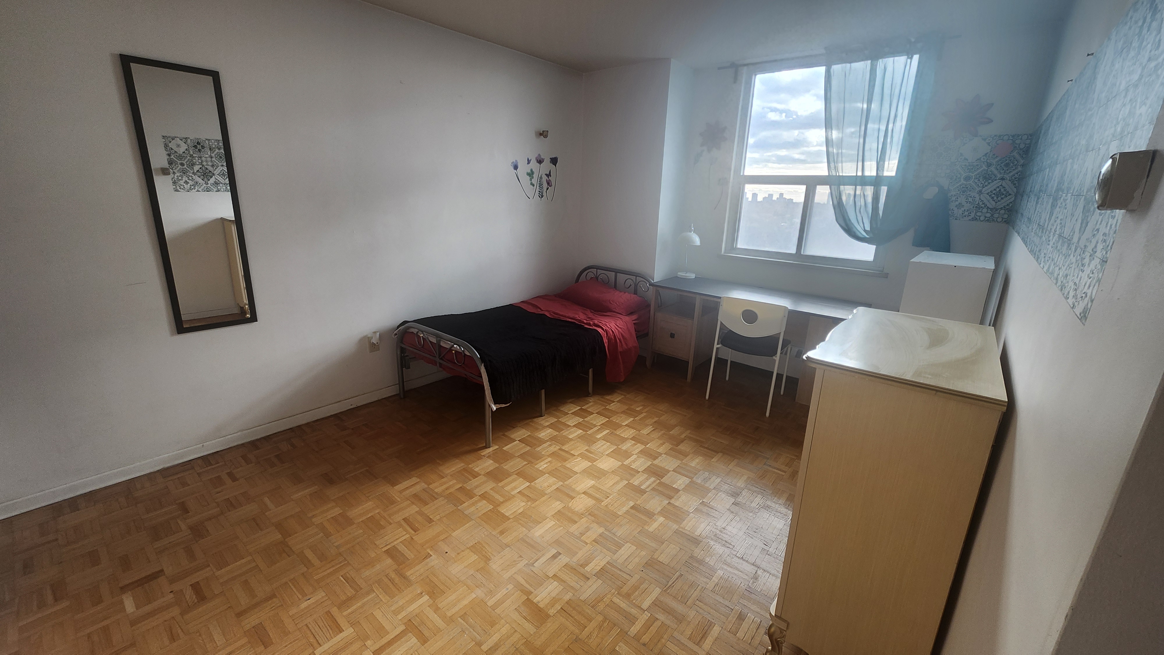 Bright Large Furnished Room – Leslie & York Mills (CN Tower View)